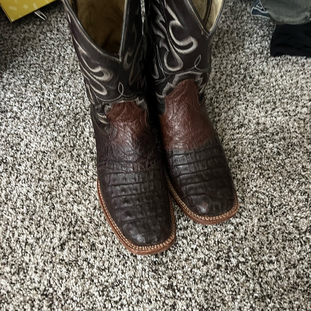 Brown Cowboy Boots with Leather Material and Decorative Stitching
